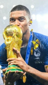 بوسه امباپه بر جام قهرمانی جهان