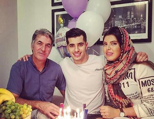 سعید عزت اللهی در کنار خانواده اش