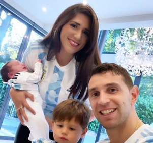 امیلیانو مارتینز در کنار خانواده اش