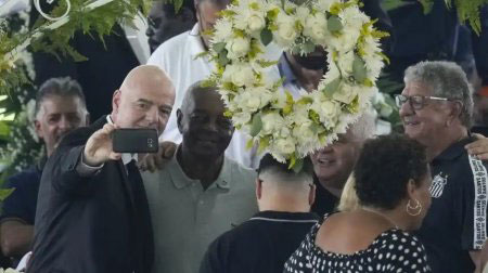 سلفی رئیس فیفا در مراسم پله