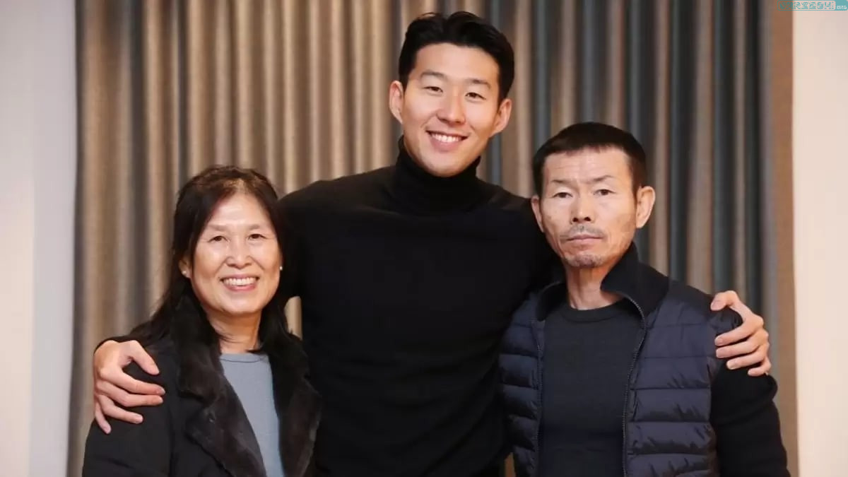 سون هیونگ مین در کنار پدر و مادرش