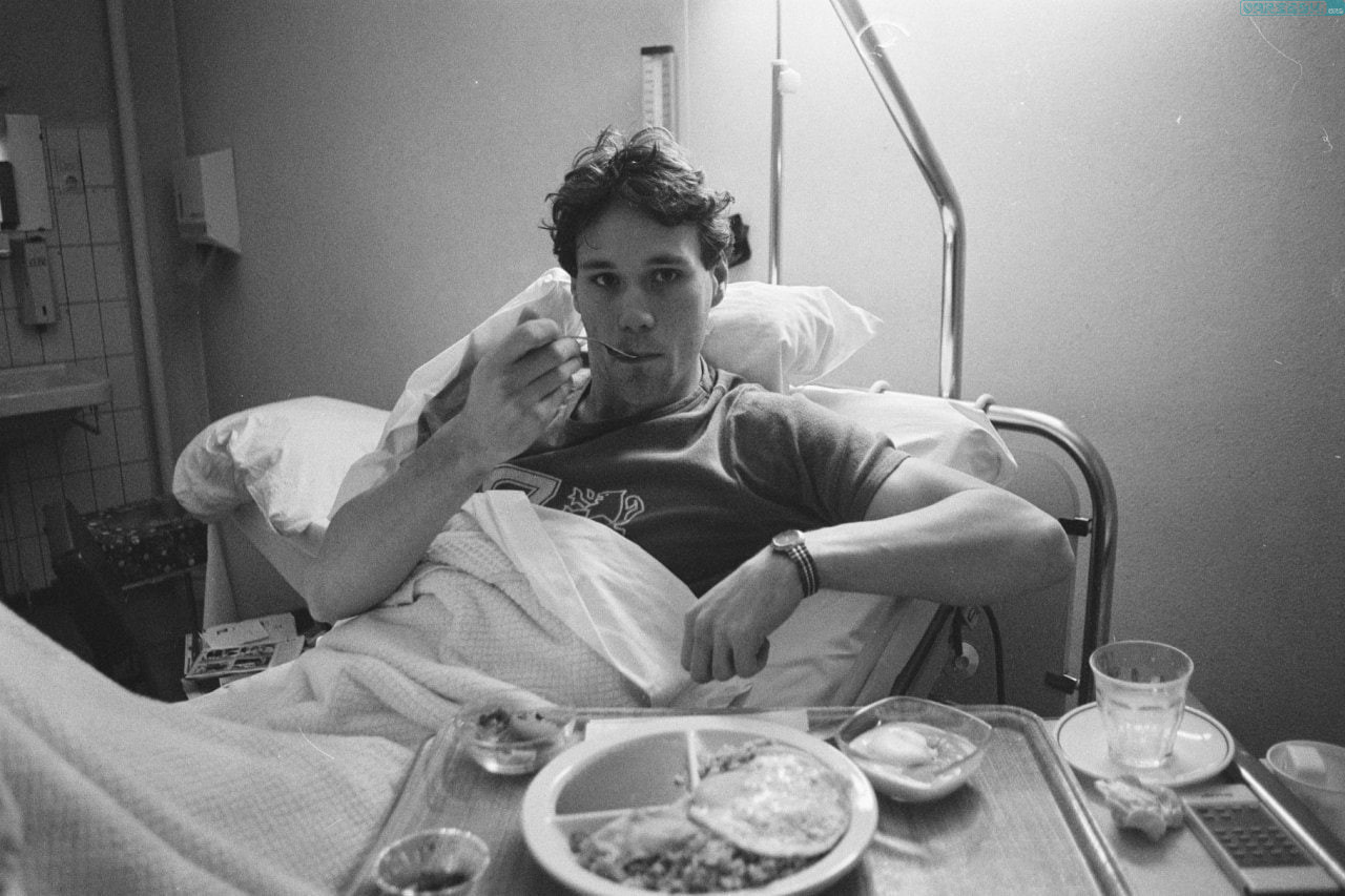 مارکو فان باستن روی تخت بیمارستان
