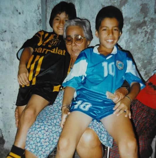 لوییز سوارز به همراه مادر و یک برادرش