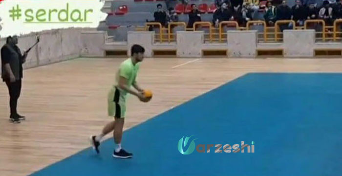 عکس های منتشر شده از سردار آزمون در حال والیبال بازی کردن
