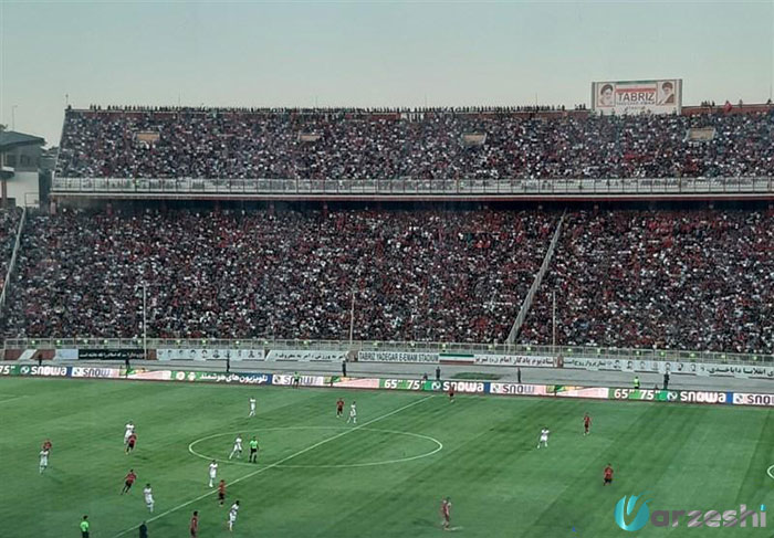 اقدام غیراخلاقی هواداران تراکتور در مقابل پرسپولیس