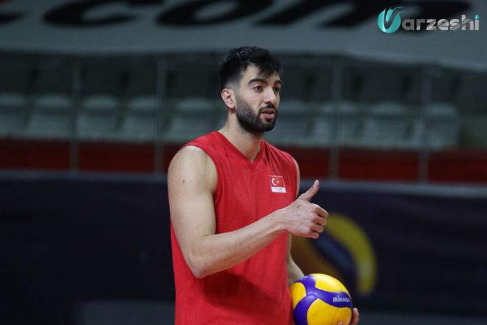 خالکوبی فارسی روی بازوی ستاره تیم ملی ترکیه